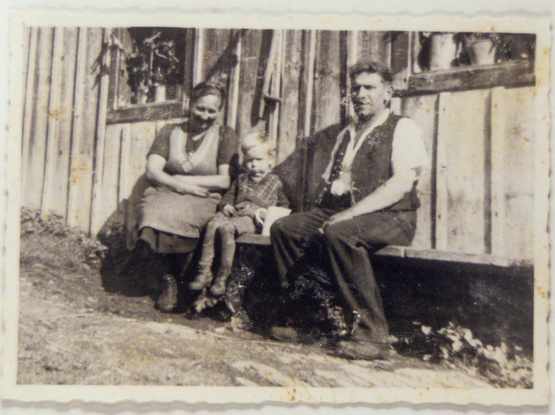 Mit Vater und Mutter auf der Hausbank